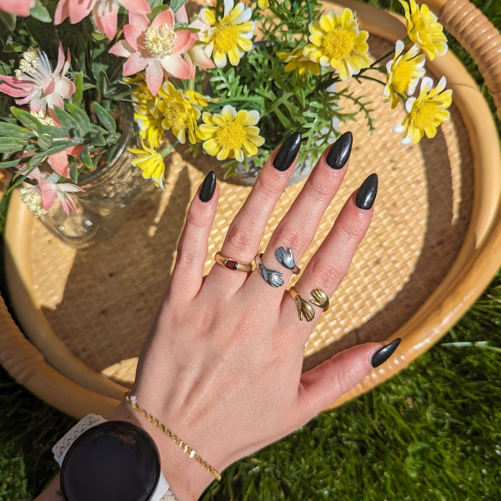 4/$25 FINGER HUG RINGS